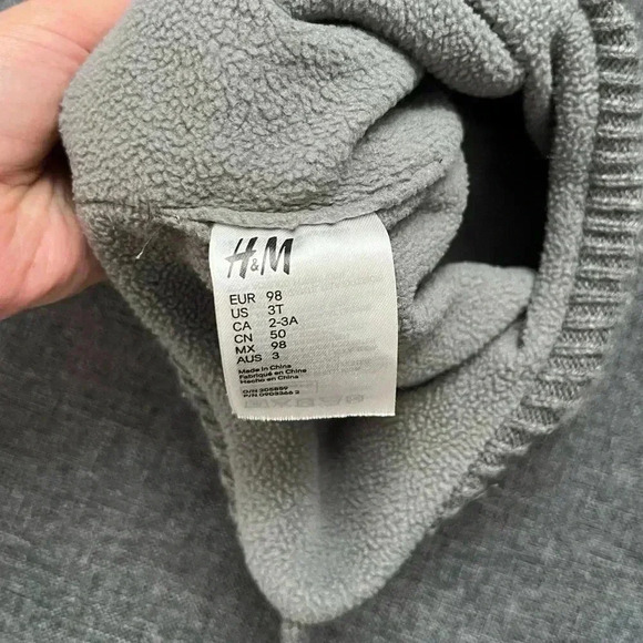 H&M greu toddler hat with Pom Pom - Picture 2 of 2
